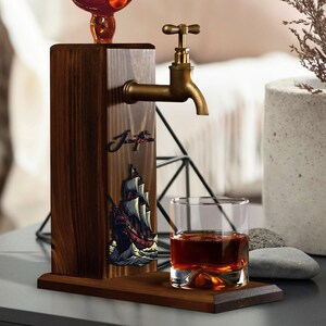 Whiskydispenser in piratenschipstijl, grenenhouten standaard met optionele gepersonaliseerde naam in reliëf. afbeelding 8