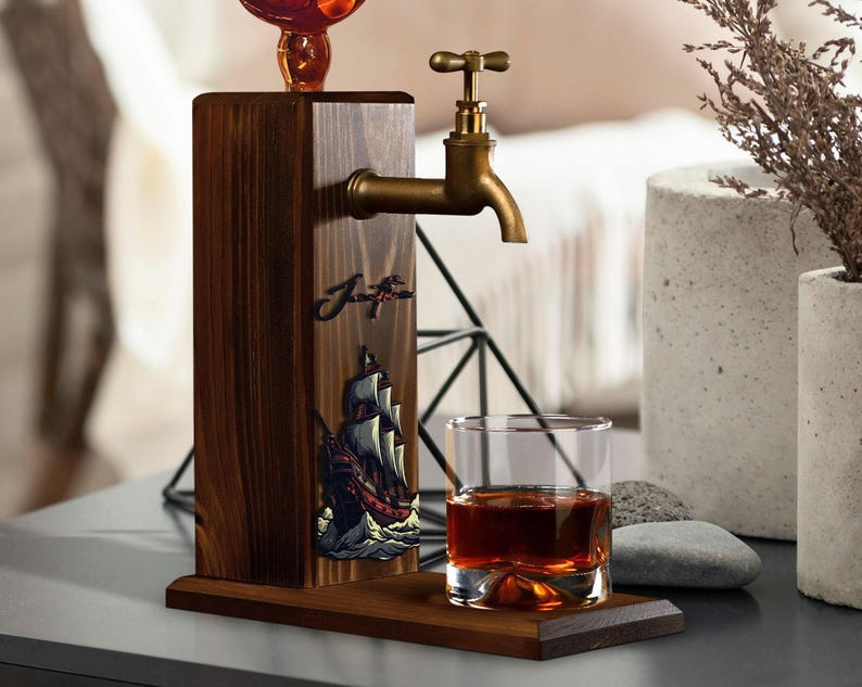 Whiskydispenser in piratenschipstijl, grenenhouten standaard met optionele gepersonaliseerde naam in reliëf. afbeelding 8