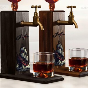 Whiskydispenser in piratenschipstijl, grenenhouten standaard met optionele gepersonaliseerde naam in reliëf. afbeelding 10