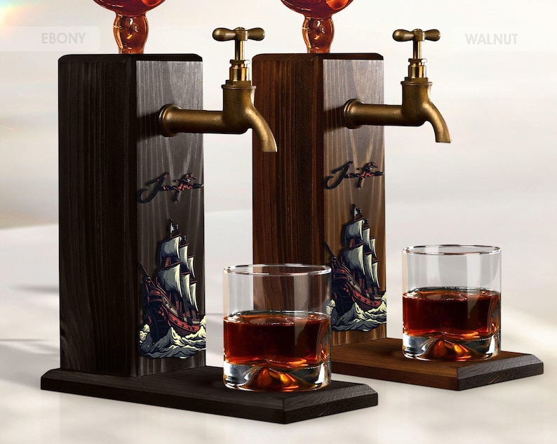 Whiskydispenser in piratenschipstijl, grenenhouten standaard met optionele gepersonaliseerde naam in reliëf. afbeelding 10