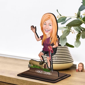 Spersonalizowana 3D drewniana figurka podróżnika z kreskówek, prezent świąteczny, spersonalizowany portret wędrowca z kreskówek, prezent urodzinowy, prezent dla niej