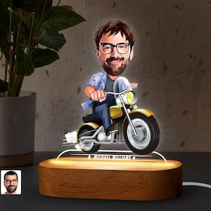 Gepersonaliseerde led-verlichting cartoon fietser/motorfietsbeeldje met natuurlijke houten standaard, verjaardagscadeau, aangepast cartoonportret led-licht