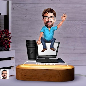 Gepersonaliseerde led-verlichting cartoon computeringenieur beeldje met natuurlijke houten standaard, cadeau voor hem, aangepast cartoonportret led-nachtlampje