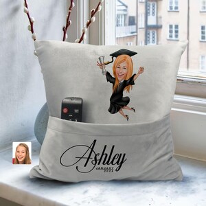 Almohada de dibujos animados de graduado personalizada con bolsillos, almohada mullida con retrato de caricatura personalizado, regalo personalizado, decoración del hogar, regalo para ella