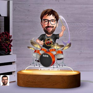 Personalisierte LED-Licht Cartoon Drummer Figur mit natürlichen Holzständer, Geschenk für ihn, kundenspezifisches Karikatur-Porträt LED-Nachtlicht, Wohnkultur