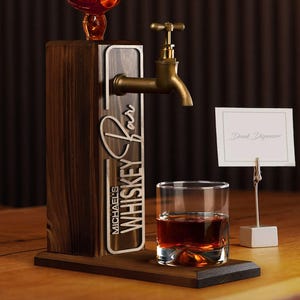 Personalisierte geprägte benannte Holz Whisky Spender, Bar, Hausbar, Pub und Pub Schuppen, Wein, Wodka, Spirituosenspender, Holz Trinkbrunnen