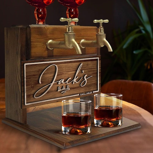 Dispensador de whisky Double Tap personalizado, nombre de bar personalizado, regalo de bar de madera de pino
