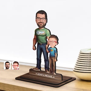 Personalisierte 3D Holz Cartoon Papa und Sohn Figur Schmuckstück, Jubiläumsgeschenk, benutzerdefinierte Karikatur Porträt, Holz Wohnkultur, Geschenk für Papa
