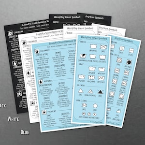 Puede incluir: Un conjunto de tres tarjetas azules, blancas y negras con consejos y s&iacute;mbolos para eliminar manchas de la ropa, lavar, secar y planchar la ropa. Las tarjetas incluyen instrucciones para eliminar manchas de caf&eacute;, vino, tomate, transpiraci&oacute;n, hierba, sangre y otras manchas comunes. Las tarjetas tambi&eacute;n incluyen s&iacute;mbolos para los ajustes de la lavadora, los ajustes de la secadora y los ajustes de la plancha.