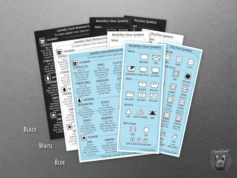 Puede incluir: Un conjunto de tres tarjetas azules, blancas y negras con consejos y s&iacute;mbolos para eliminar manchas de la ropa, lavar, secar y planchar la ropa. Las tarjetas incluyen instrucciones para eliminar manchas de caf&eacute;, vino, tomate, transpiraci&oacute;n, hierba, sangre y otras manchas comunes. Las tarjetas tambi&eacute;n incluyen s&iacute;mbolos para los ajustes de la lavadora, los ajustes de la secadora y los ajustes de la plancha.