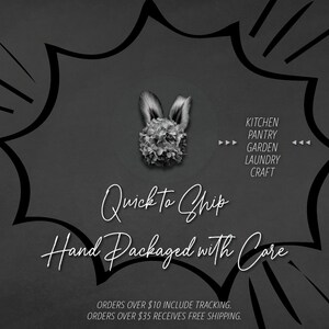 Puede incluir: Un gr&aacute;fico en blanco y negro de un bocadillo de di&aacute;logo con el texto "Quick to Ship Hand Packaged with Care" y las palabras "Cocina, Despensa, Jard&iacute;n, Lavander&iacute;a, Artesan&iacute;a" en una fuente m&aacute;s peque&ntilde;a. Los pedidos superiores a 10 &euro; incluyen seguimiento. Los pedidos superiores a 35 &euro; reciben env&iacute;o gratuito.