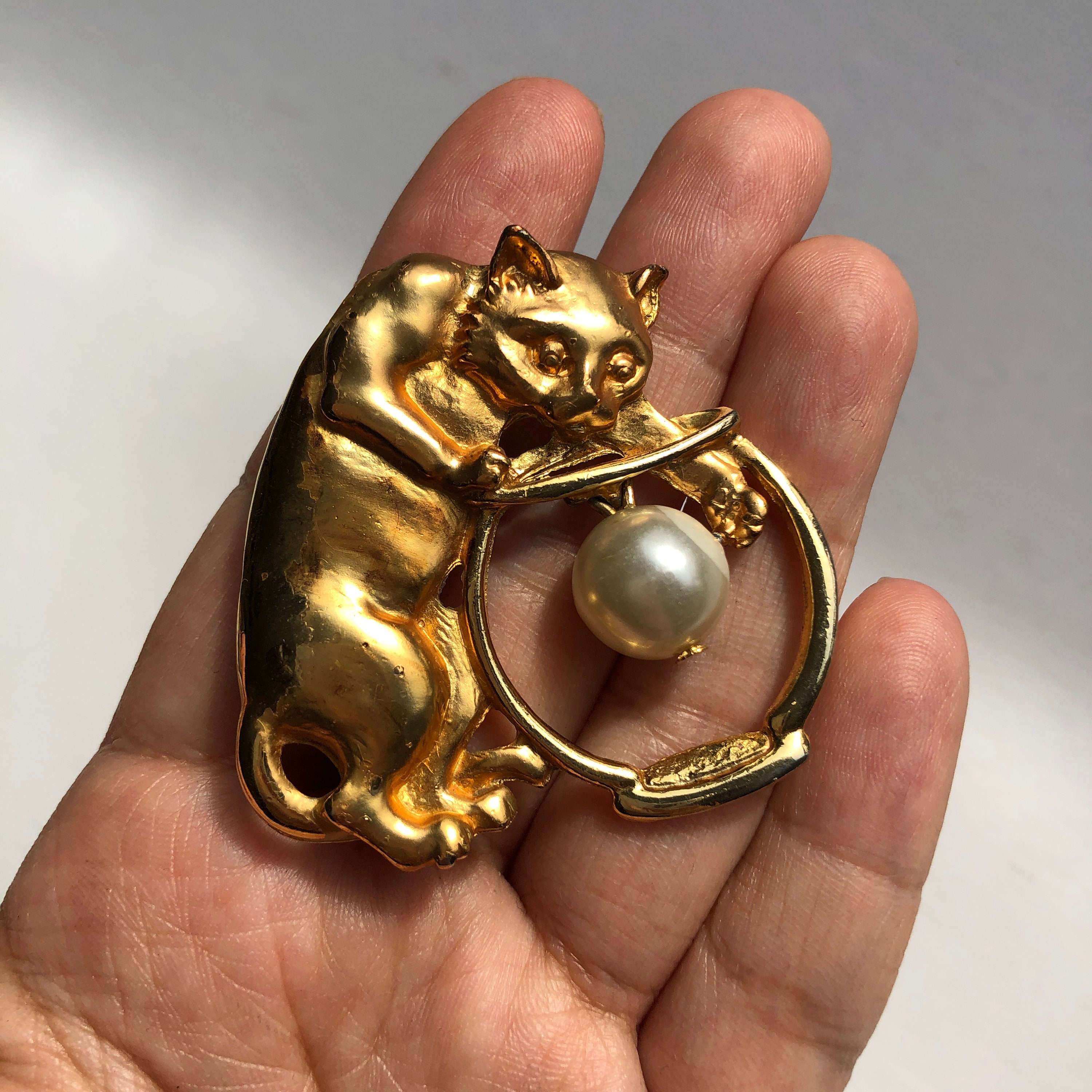 Gold cat brooch deals