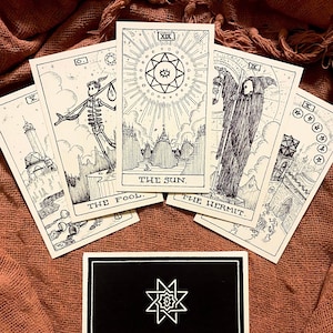 Das Tarot Obscura | Komplettes Tarot Deck mit 78 Karten, Anleitung und Box | Grimoire Tarot-Lese Deck im Gothic Witchcraft Stil