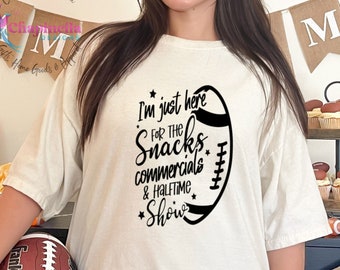 Camiseta divertida de fútbol para el día del partido, camiseta de fútbol para mujer "Solo estoy aquí por los bocadillos", para mamás aficionadas al fútbol, camiseta de fútbol para ella.