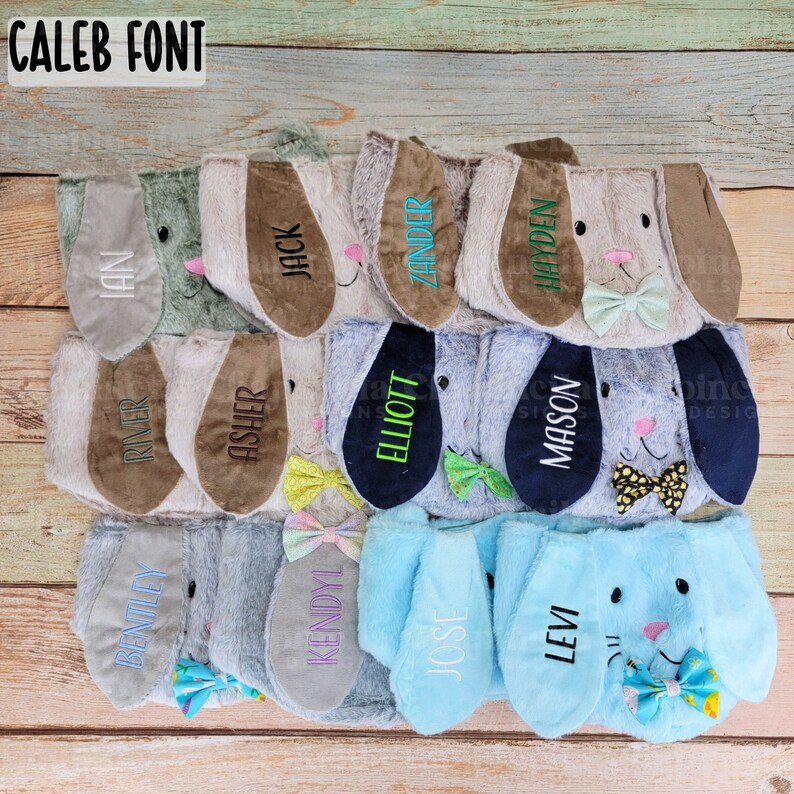 Puede incluir: Una colecci&oacute;n de sombreros de orejas de conejo de felpa en varios colores, cada uno bordado con un nombre. Los sombreros presentan orejas, lazos y detalles faciales de diferentes colores. El texto "CALEB FONT" est&aacute; en la parte superior izquierda.