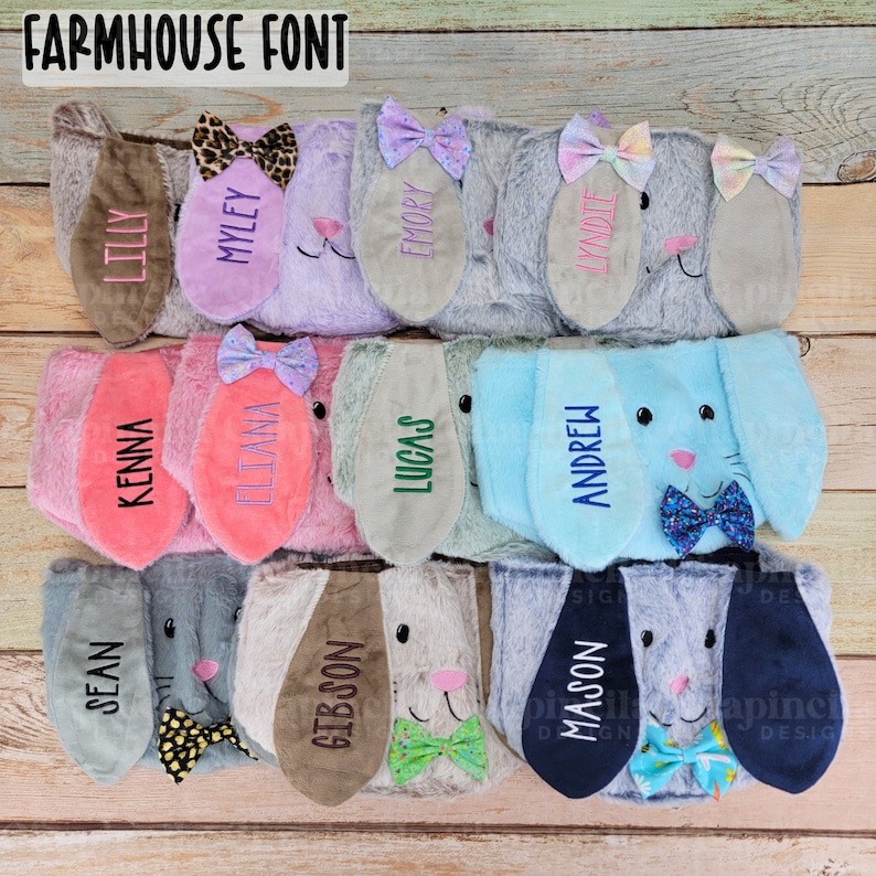 Puede incluir: Una colecci&oacute;n de diademas de orejas de conejo de felpa en varios colores, cada una bordada con un nombre. Las diademas presentan lazos y forros de orejas de diferentes colores. El texto "FARMHOUSE FONT" est&aacute; en la parte superior de la imagen.