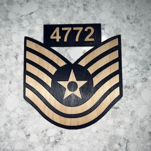 Air Force-promotiecadeau: houten strepen naar keuze uit SSgt-CMSgt **INCLUSIEF STANDAARD**