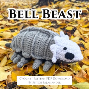 Puede incluir: Una criatura tejida a ganchillo de color gris con una cabeza blanca y manchas negras, con el texto "BELL BEAST" en negrita. También se ve el texto "CROCHET PATTERN PDF DOWNLOAD BY STITCH SALAMANDER".