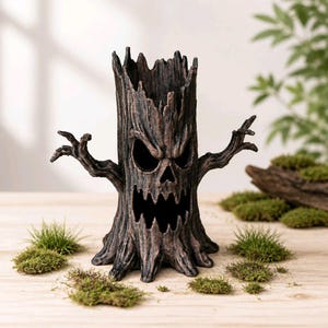 Pode incluir: Um ornamento de toco de árvore oco em castanho escuro com um acabamento de casca texturizada e desgastada. A frente apresenta um rosto esculpido e ameaçador com olhos fundos e ocos e uma boca aberta com dentes irregulares.