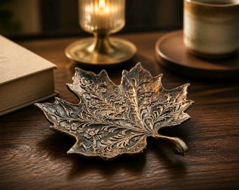 Bandeja con diseño de hojas ornamentadas, ideal para llaves, monedas, adornos y decoración. Vendedor del Reino Unido.