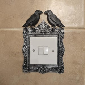 Op de afbeelding: Een rustiek houten bord met de tekst "Welcome to our home" in witte letters. Het bord heeft een verweerde afwerking en een eenvoudig, uitnodigend ontwerp, perfect voor entree decoratie.