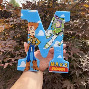 Letras de madera de Toy S Character / Letras de 1 o 2 personajes / Letras de Disney / Puerta de dormitorio infantil / Decoración de pared con nombre / Letrero con nombre / Regalo