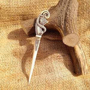 Viking raafspeld/broche uit het Vendeltijdperk. Shieldmaiden-haarspeld van been. Scandinavische wasspeld. Noors, middeleeuws, keltisch, Gotland - handgesneden