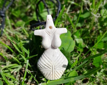 Einzigartiges handgemachtes Großes Muttergöttin Amulett. Spitze. Neolithischer Terrakotta Anhänger. Fülle und Fruchtbarkeit Göttin Halskette. Altaridol