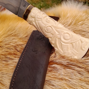 Premium Norse Jörmungandr knife. Hand-Forged Damascus Viking knife with Leather Sheath. Dragon knotwork hand-carved handle. Unique design