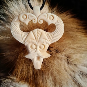 Viking, pagan God Odin face pendant with ravens. Wotan. Norse Óðinn amulet. Scandinavian necklace for strength and wisdom - Unique carving