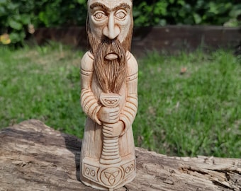 Statua esclusiva del dio scandinavo Thor intagliata a mano. Figurina di Thor che tiene il suo martello. Scultura vichinga di Thor. Dio norreno antico. Idolo. Pagano