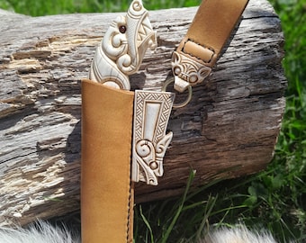 Handgesneden Viking Seax-mes: drakenhandvat, koolstofstalen lemmet, leren schede
