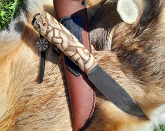 Premium vikingmes van damaststaal met leren schede en met de hand gesneden handvat met drakenknopen. Handgesmeed lemmet. Noorse motieven, Scandinavisch.