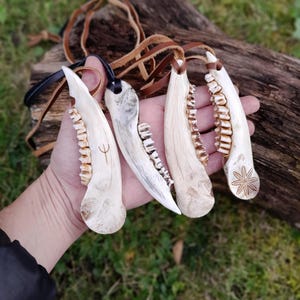 Unique roe deer jawbone pendant with intricate design