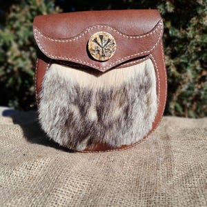 Handgefertigte Wikinger-Gürteltasche aus Leder mit Knochen- & Felleinlage und der Algiz Rune. Wikinger Tasche für LARP.  Nordische Ledertasche. Mittelalterlich. Heidnisch