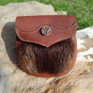 Handgefertigte Wikinger-Gürteltasche aus Leder mit Felleinsatz und der aus Knochen gefertigten Algiz Rune. Wikinger Tasche für LARP.  Nordische Ledertasche. Mittelalterlich. Heidnisch