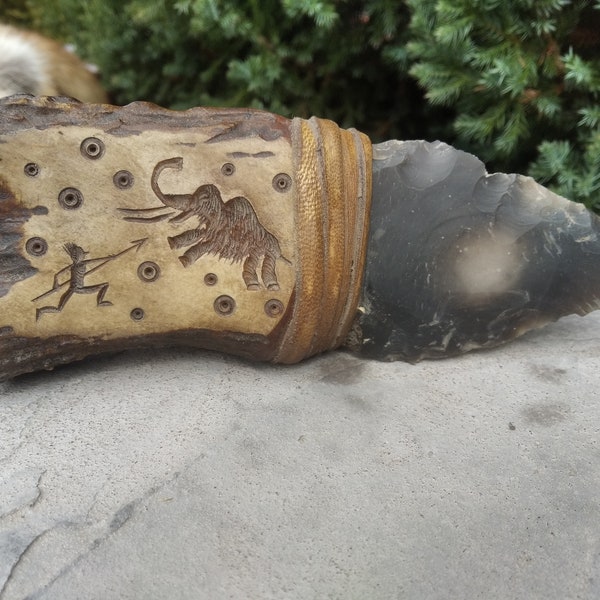 Neolithischer Ritual-/Jägerdolch mit Feuersteinklinge (Moderner Rekonstruktion). Handgemachtes Primitive Flint Knife. Steinzeit, Wikinger, Heide.