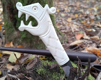 Mes met Viking-motieven met drakenkop en leren schede. Mes in Oseberg-stijl, Drakkar, Scandinavisch. Middeleeuws, Noors handgesneden handvat