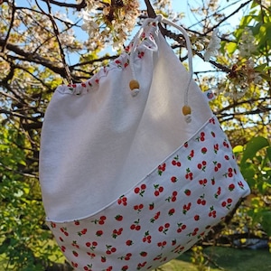 Pochon, sac cadeau 0 déchet, sac à doudou, sac à goûter, en lin et piqué de coton imprimé cerises ou liberty, tissu au choix