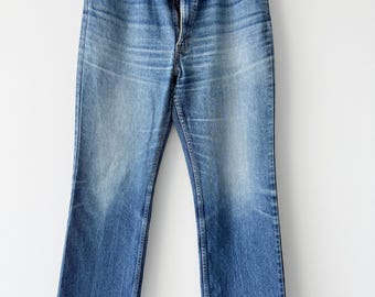 Levi's 517 vintage, talla W33 L29, 33/34”, mezclilla azul oscuro desteñida, años 90, etiqueta naranja.