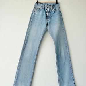 Levis 501 vintage w23 L31 Levi’s medium faded blue made in USA 90s straight leg 501 vintage Levi’s 501 for women