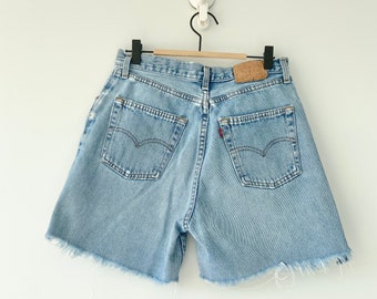 w29 Pantalones cortos vintage Levi’s 901 con botones, lavado azul claro. Fabricados en Francia en 1995.