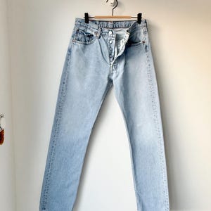 W29 L33 Levis 501 vintage 28-29” measured waist light medium blue 90s made in USA “for women tag” hol