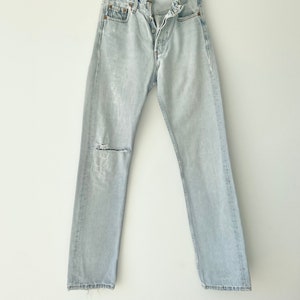 w25 L32 Vintage Levi’s 501 jeans stone wash light distressed soft made in France 1995 faded blue