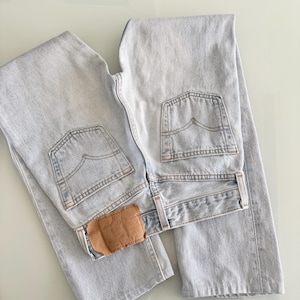 w22 L28 Levis 501 vintage light blue 501s for women tag made in USA 90s straight leg jeans 22”waist