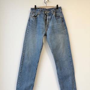 Levis 501 vintage w32 L32 mittelblaue Brieftaschenmarke Made in Poland 501s gerades Bein Jeans 501 31 ”/ 32” Taille