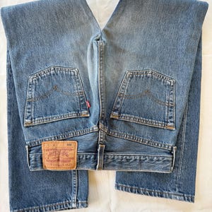 W25 L29 Levis 501 vintage 25” measured waist medium dark faded blue made in USA 90s