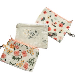 Porte-monnaie floral blanc | Pochette à glissière, Design minimaliste, Adorables sacs, Petit porte-monnaie, Petit portefeuille, Fait main, Floral neutre