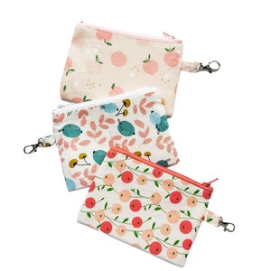 Porte-monnaie rose et baies bleues | Fruits d'été, Fruits frais, Pochette à fermeture éclair, Pochette de voyage, Petit sac à main