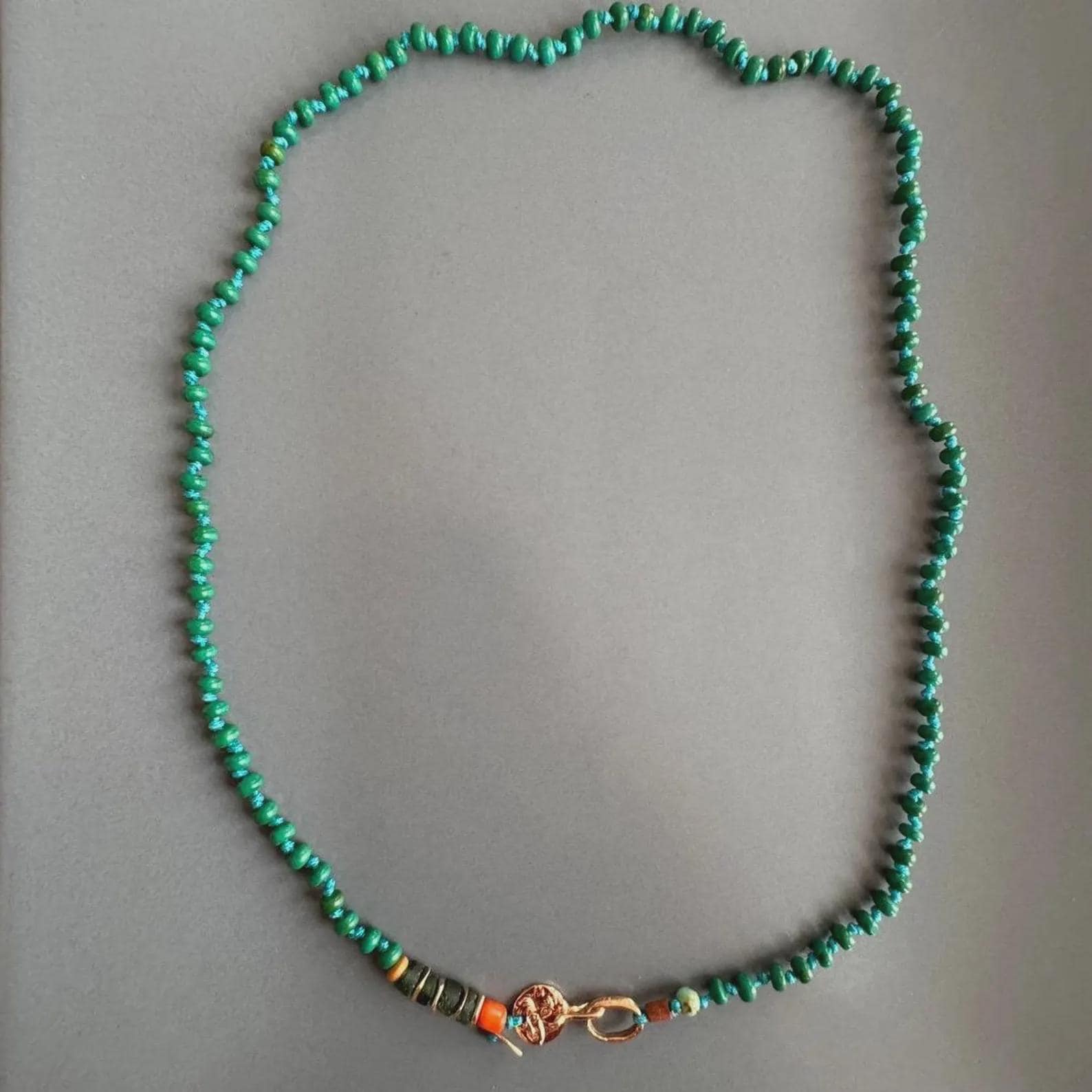 Collana girocollo da donna in acciaio inossidabile con anelli e perle di Giada naturale colorate in verde, rosso e bianco